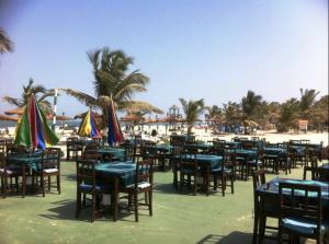 Kunta Kinteh Beach Complex餐厅或其他用餐的地方