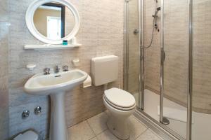 ein Badezimmer mit Toilette, Waschbecken und Dusche in der Unterkunft Hotel Del Mera in Sorico + 56 Fotos
