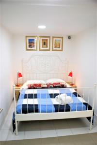 リスボンにあるAlfama 34のベッドルーム(白いベッド1台、ランプ2つ付)
