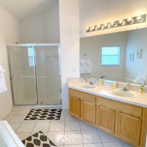 Ένα μπάνιο στο Affordable Luxury Home Near Walt Disney World - Sunshine Villa at Glenbrook Resort, Orlando, Florida
