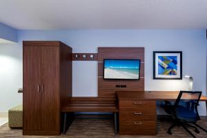 een bureau met een televisie erop bij Holiday Inn Express Cape Coral-Fort Myers Area, an IHG Hotel in Cape Coral