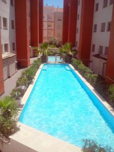una piscina en medio de un edificio en Apartamento Angeles - Playa de Gandia, en Gandía