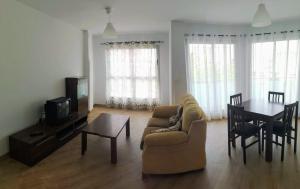 sala de estar con sofá y mesa en Apartamento Angeles - Playa de Gandia, en Gandía
