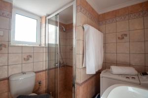 łazienka z prysznicem, toaletą i umywalką w obiekcie Panorama Country Residence w mieście Tzitzifés +37 zdjęć