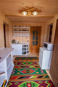 una cocina con una alfombra colorida en el suelo en Molfar House, en Kosiv