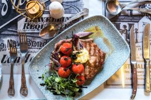 een bord met tomaten en groenten op tafel bij The Mews Hotel in Wakefield