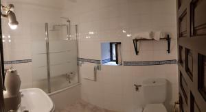 Baño blanco con aseo y lavamanos en Amaicha Hotel Rural en Ribadesella