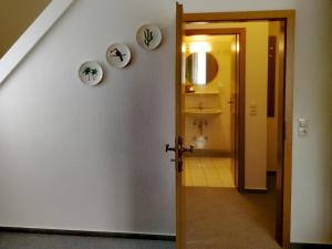 a bathroom with a toilet and a mirror at Hotel garni Zum Domkreuger in Walsrode