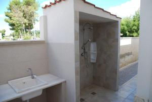 a bathroom with a shower and a sink at Villa Cohiba - 700m dal mare in Pulsano