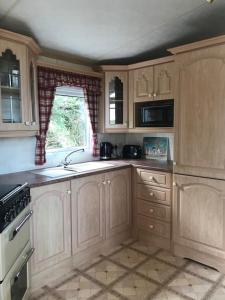 A kitchen or kitchenette at Countryside views from a luxury mobile home near Perranporth