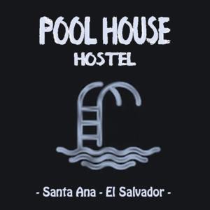 una señal para un albergue de la casa de la piscina con una escalera en el agua en Pool House Hostel, en Santa Ana