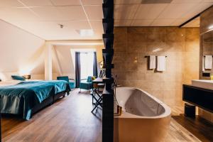 Postel nebo postele na pokoji v ubytování Hotel Hoogeveen