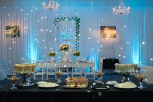 a table with plates of food in a blue room at Maran Suites & Towers in Paraná +85 photos