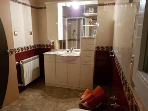un baño con lavabo y espejo en Villa San Jorge, en Jaraba 25 fotos más