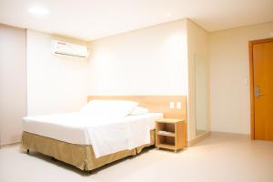 a hospital room with a bed and a window at Orla Morena Park Hotel in Campo Grande +25 photos