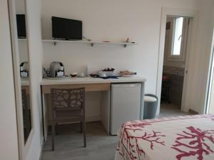 a kitchen with a desk and a chair in a room at La Bussola in Porto Cesareo