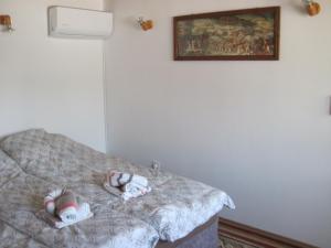 ein Schlafzimmer mit einem Bett und Hausschuhen darauf in der Unterkunft edelweiss in Radovljica
