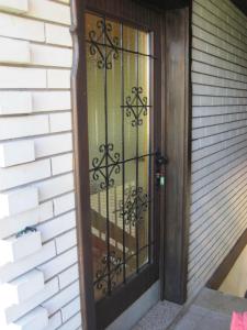 una puerta con una puerta de hierro forjado en un edificio en edelweiss, en Radovljica