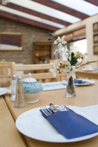 A restaurant or other place to eat at Oak House BB 