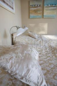 A bed or beds in a room at Oak House BB 