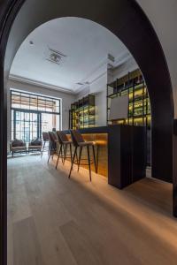 een boog in een kamer met een tafel en stoelen bij Hotel Monarc in Oostende