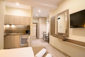 ein Hotelzimmer mit einer Küche und einem Schlafzimmer in der Unterkunft Amethyst in Sovata