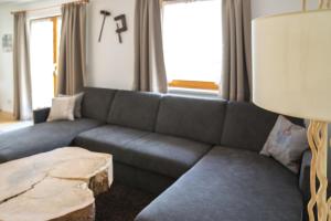 un soggiorno con divano e tavolo di Alpenzeit a Ladis