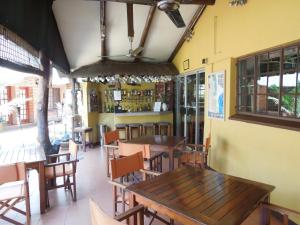 The lounge or bar area at Trees Too Guest Lodge