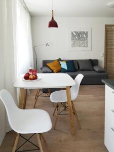 cocina y sala de estar con mesa y sillas en Green leaf apartments en Liepāja