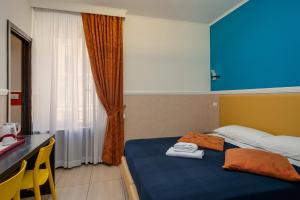 Una habitación de hotel con una cama con toallas. en Mocenigo Vatican Suites en Roma