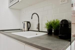 Kuchyňa alebo kuchynka v ubytovaní Standard Apartment by Hi5 - Rákóczi 23 Studio