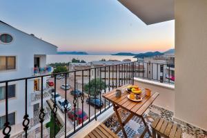 a balcony with a table with bananas on it at Sanisu pansiyon in Kaş