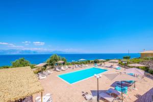 een resort met zwembad en de oceaan bij Hilltop Residences in Kalamaki