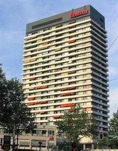 um grande edifício de hotel com um letreiro Hancock em Cityapartments MH em Mülheim an der Ruhr