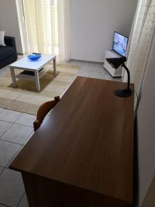 una mesa en una sala de estar con un ordenador portátil sobre una mesa en Riohome en Rio