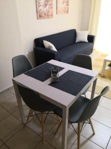 uma mesa e cadeiras numa sala de estar com um sofá em Riohome em Rio