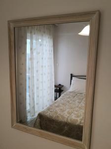 um espelho que reflecte uma cama num quarto em Riohome em Rio