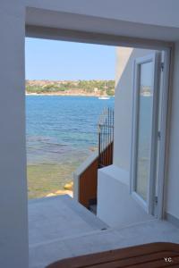 a balcony with a view of the water at Casa Euribia in Augusta