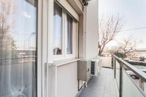 un balcone di un edificio con una finestra di Podgora 2 a Mestre