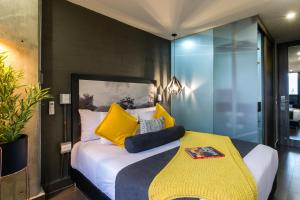 Postel nebo postele na pokoji v ubytování Epic Boutique Hotel