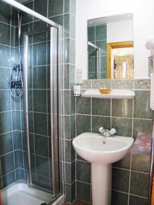 Kylpyhuone majoituspaikassa Lamphey Park