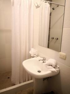 Phòng tắm tại Kuska Hostal