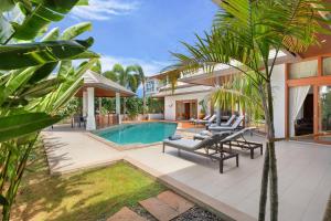 uma imagem de uma villa com piscina em Mai Tai, luxury 3 bedroom villa em Choeng Mon Beach