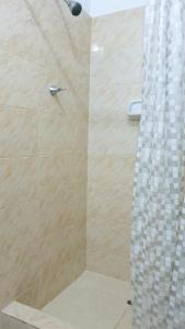 W łazience znajduje się prysznic ze szklanymi drzwiami. w obiekcie Hostal Maravilla Amazonica w mieście Iquitos