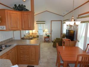 una cucina e un soggiorno con un tavolo e un divano di Road Runner Travel Resort a Fort Pierce