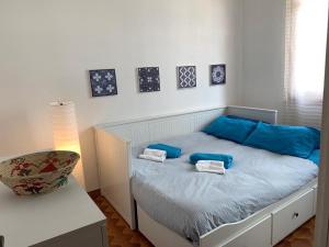 ノート・マリーナにあるFronte spiaggia Lido di Notoのベッドルーム1室(青い枕のベッド1台付)