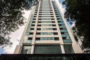 un edificio alto con muchas ventanas en SP Stays Peixoto Gomide, en São Paulo