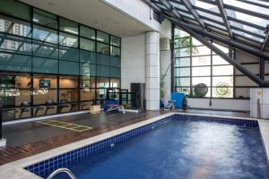 una piscina cubierta en un edificio con un edificio en SP Stays Peixoto Gomide, en São Paulo