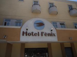 Hotel Fenix في لوس موتشيس: علامة الفندق على جانب المبنى
