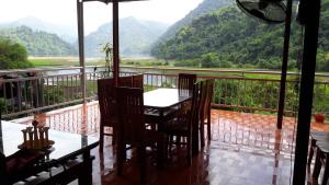 A balcony or terrace at Ba Be Lake Homestay - Quynh Chi